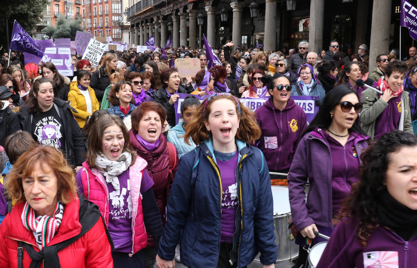 Miles de personas salen a la calle en Valladolid para reclamar la igualdad real de las mujeres.