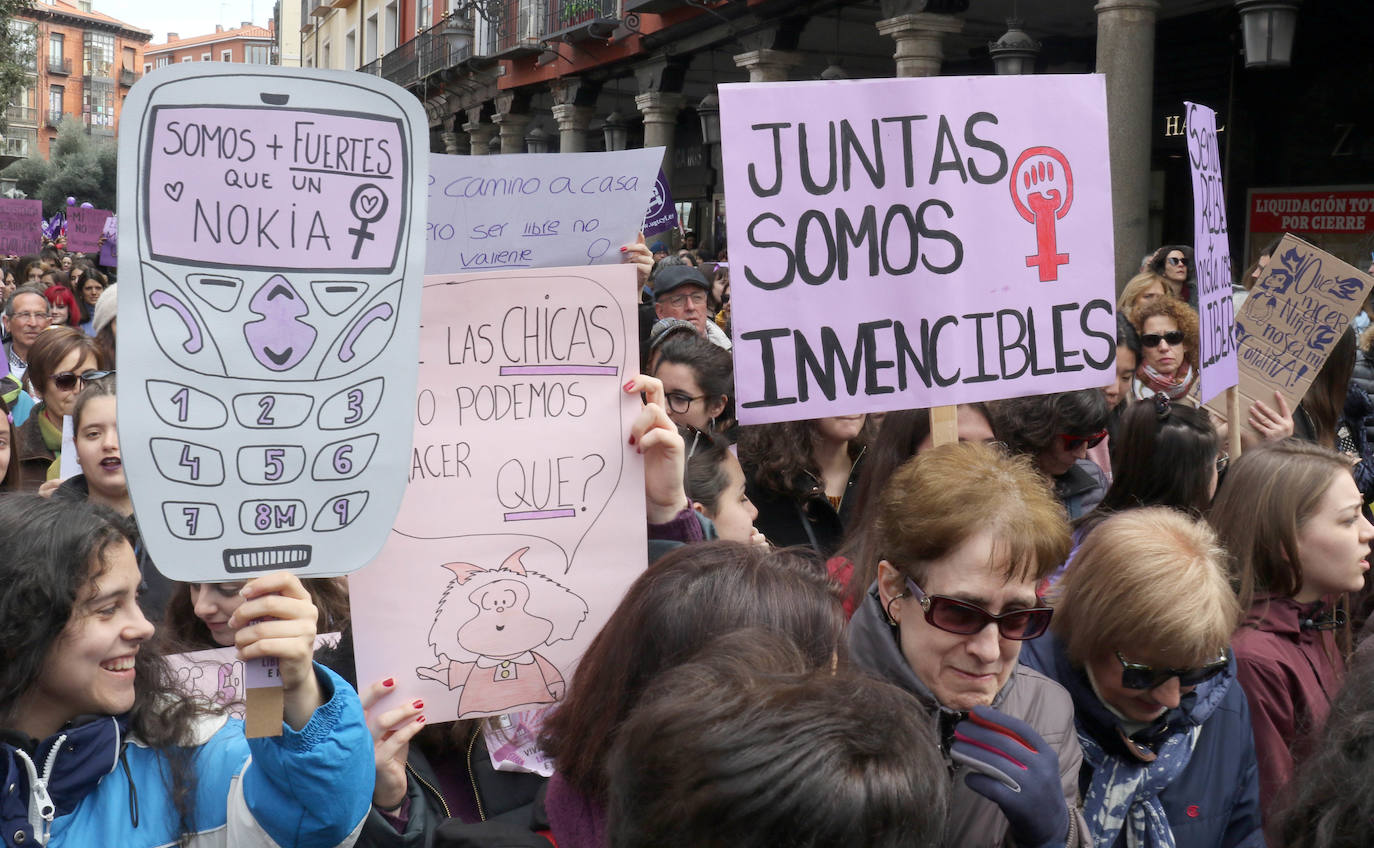 Miles de personas salen a la calle en Valladolid para reclamar la igualdad real de las mujeres.