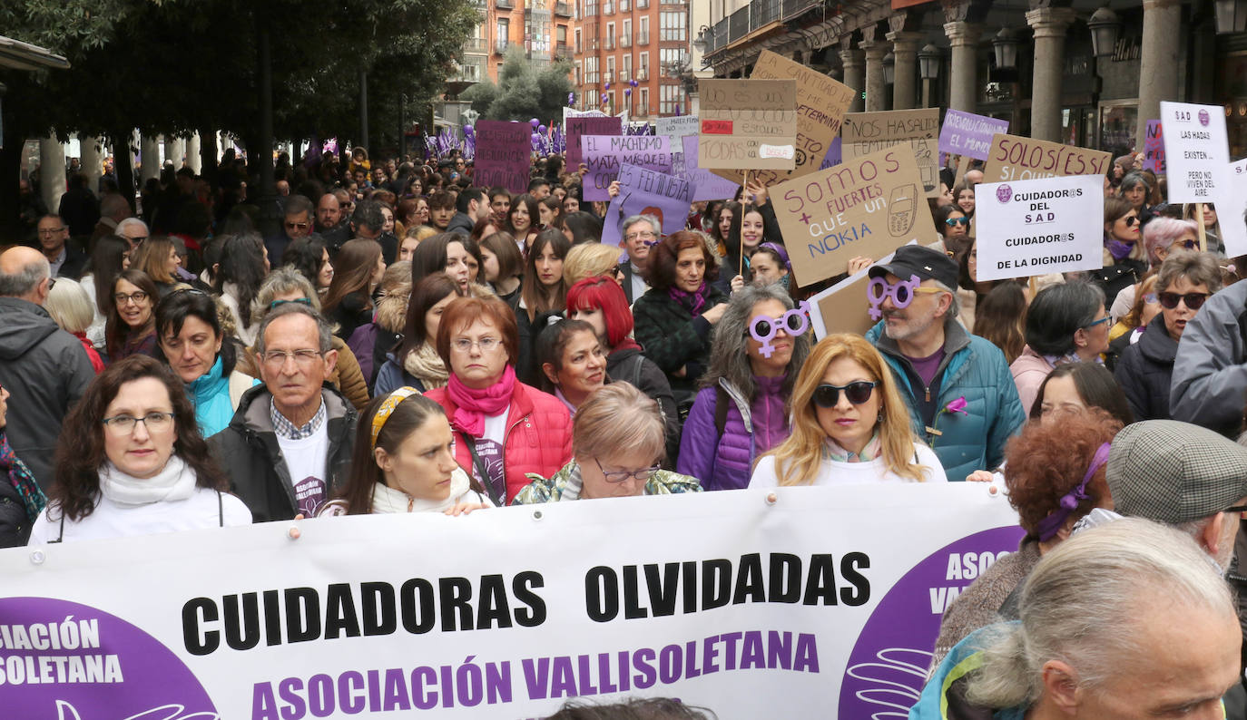 Miles de personas salen a la calle en Valladolid para reclamar la igualdad real de las mujeres.