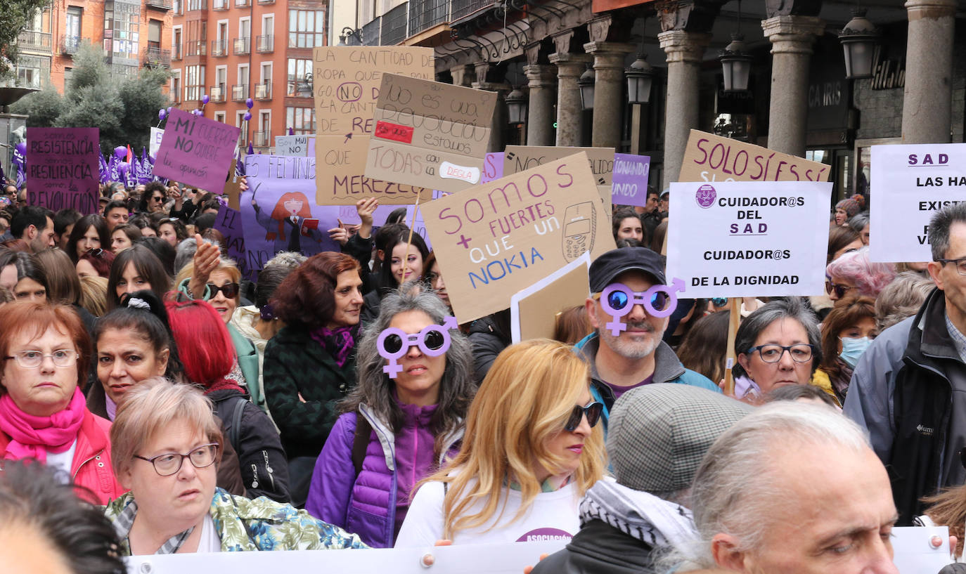 Miles de personas salen a la calle en Valladolid para reclamar la igualdad real de las mujeres.