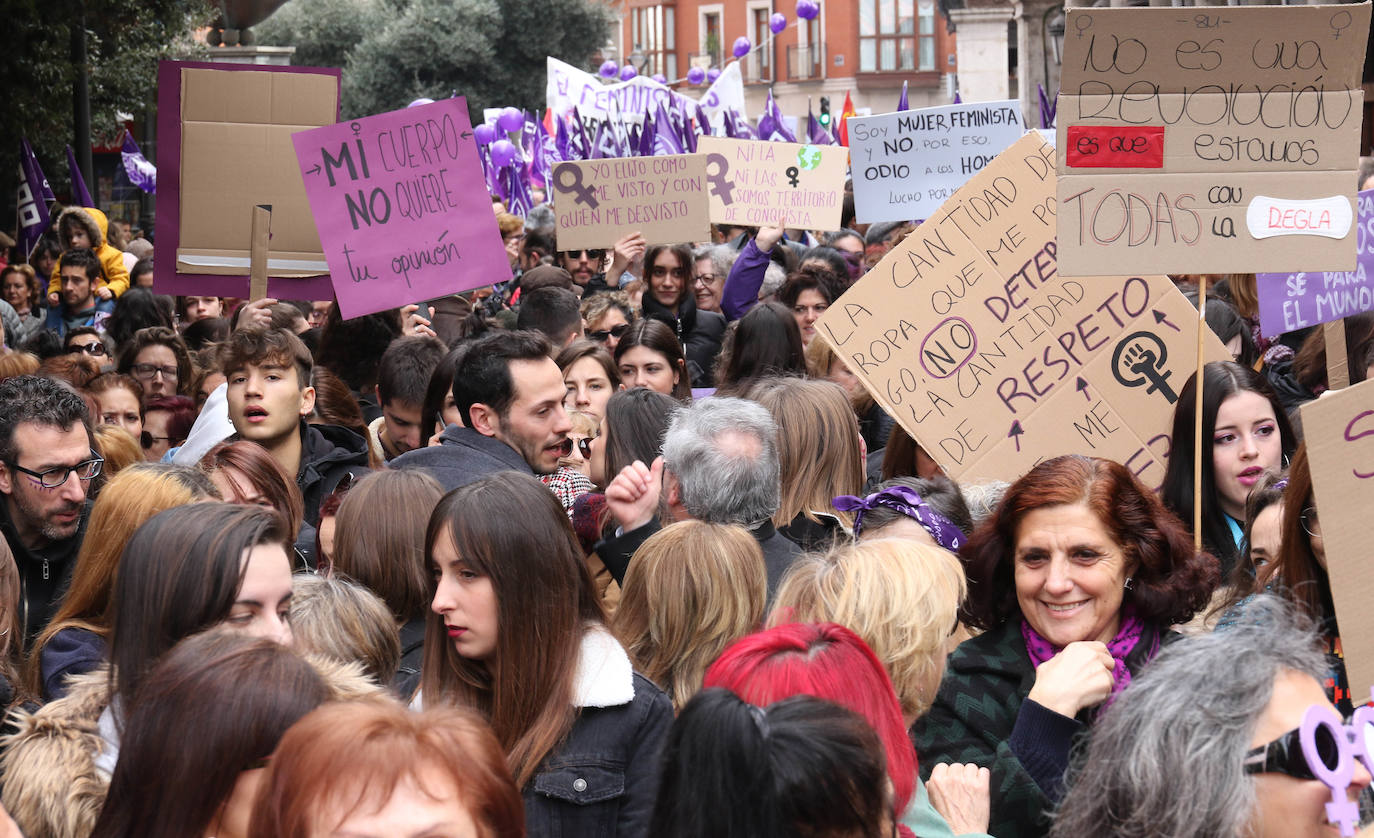 Miles de personas salen a la calle en Valladolid para reclamar la igualdad real de las mujeres.