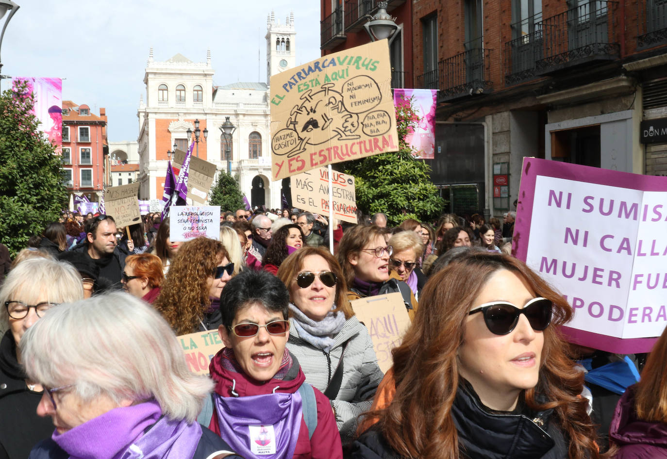 Miles de personas salen a la calle en Valladolid para reclamar la igualdad real de las mujeres.