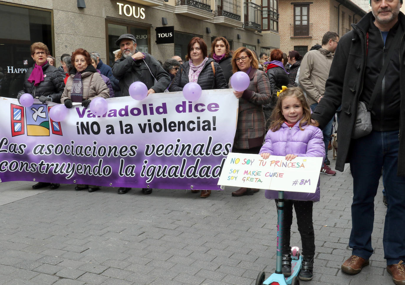 Miles de personas salen a la calle en Valladolid para reclamar la igualdad real de las mujeres.