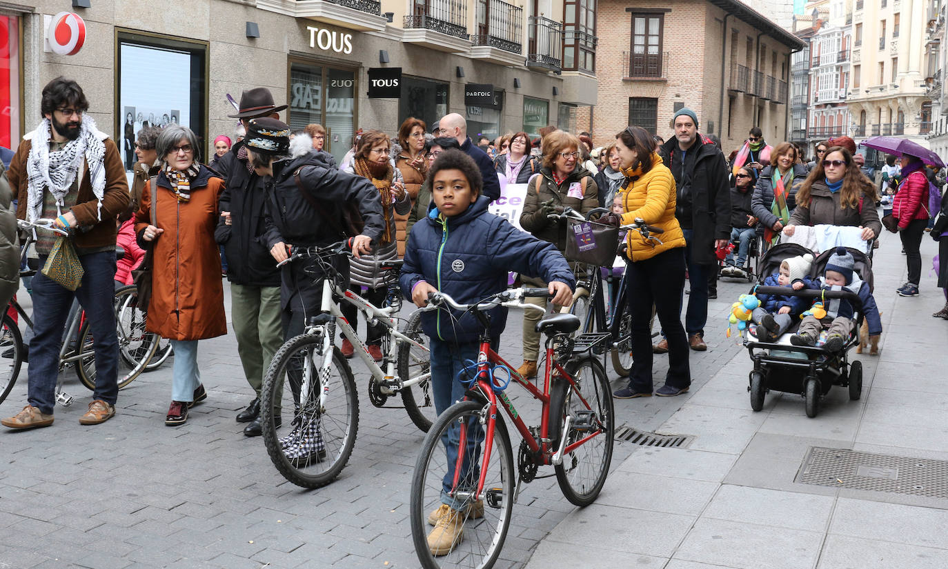 Miles de personas salen a la calle en Valladolid para reclamar la igualdad real de las mujeres.