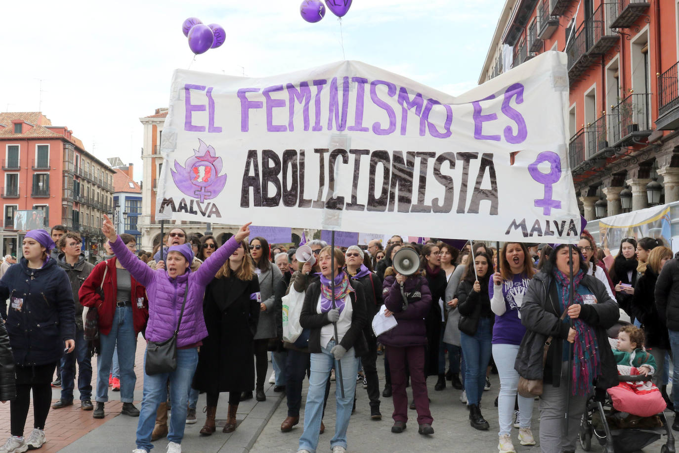 Miles de personas salen a la calle en Valladolid para reclamar la igualdad real de las mujeres.