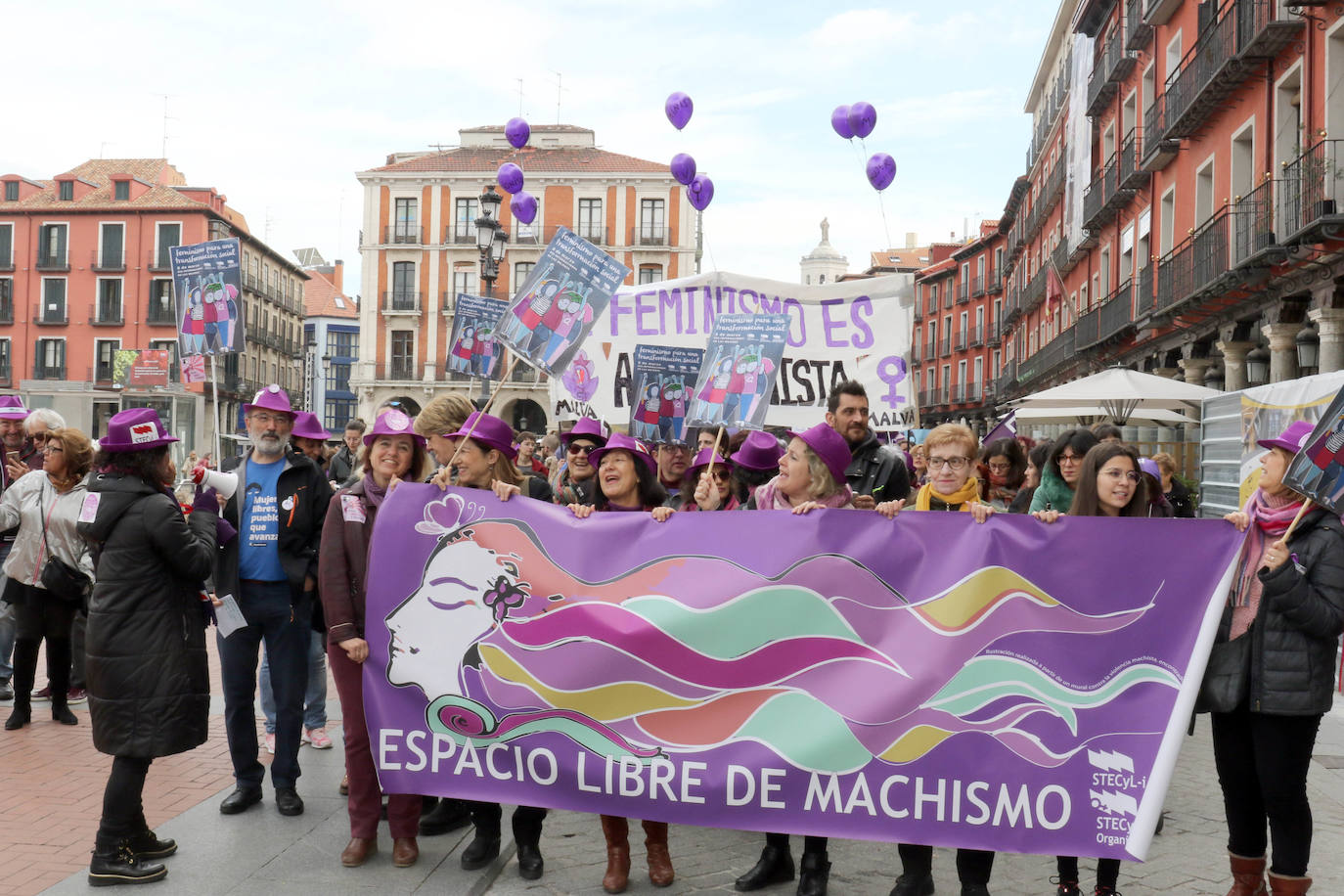 Miles de personas salen a la calle en Valladolid para reclamar la igualdad real de las mujeres.