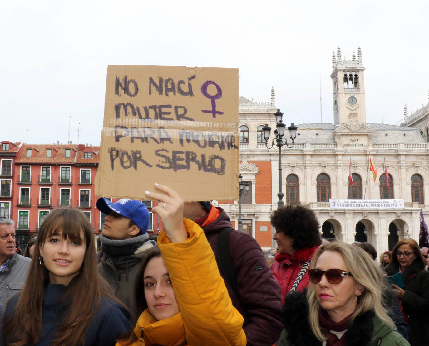 Miles de personas salen a la calle en Valladolid para reclamar la igualdad real de las mujeres.