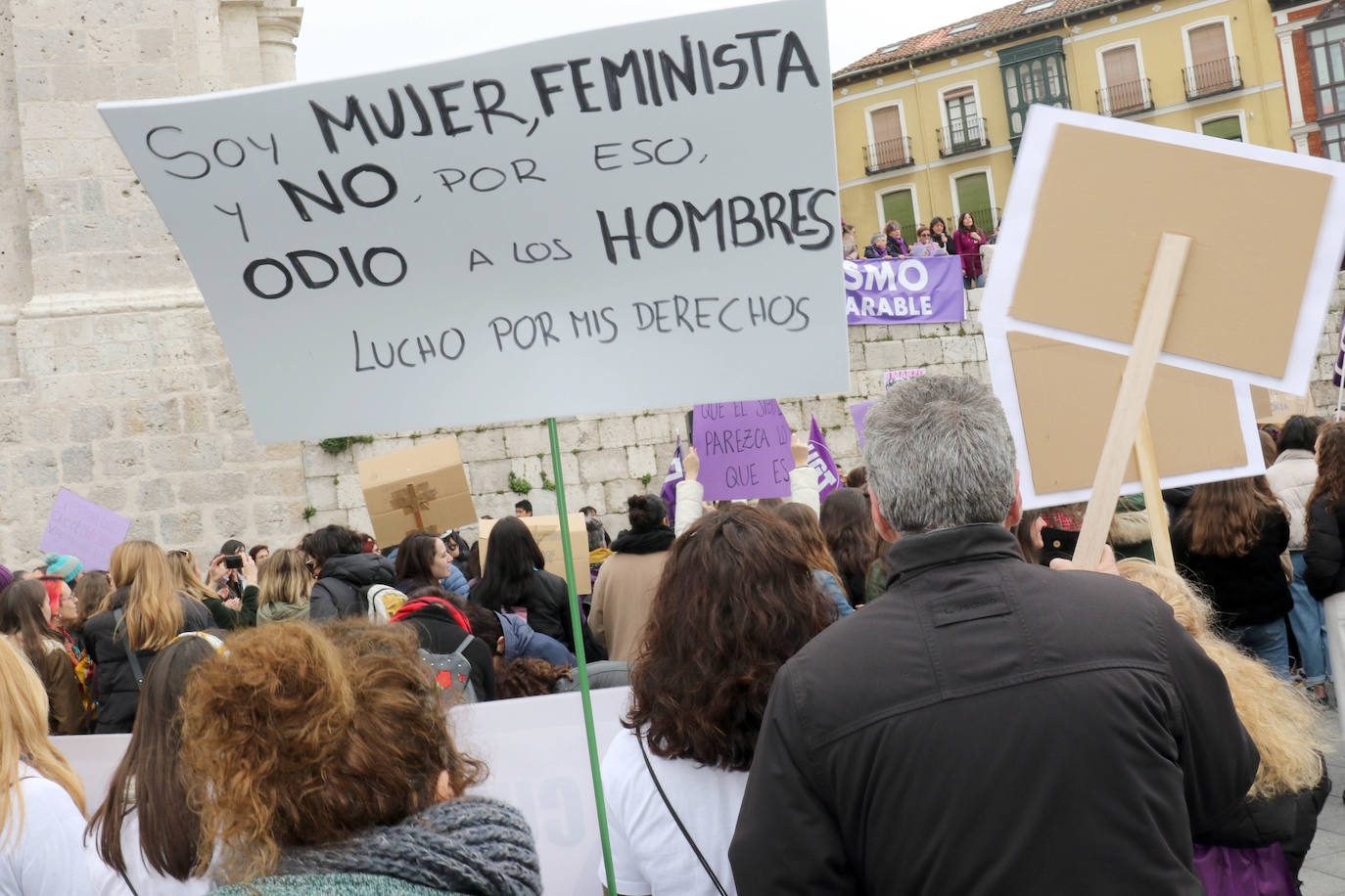 Miles de personas salen a la calle en Valladolid para reclamar la igualdad real de las mujeres.