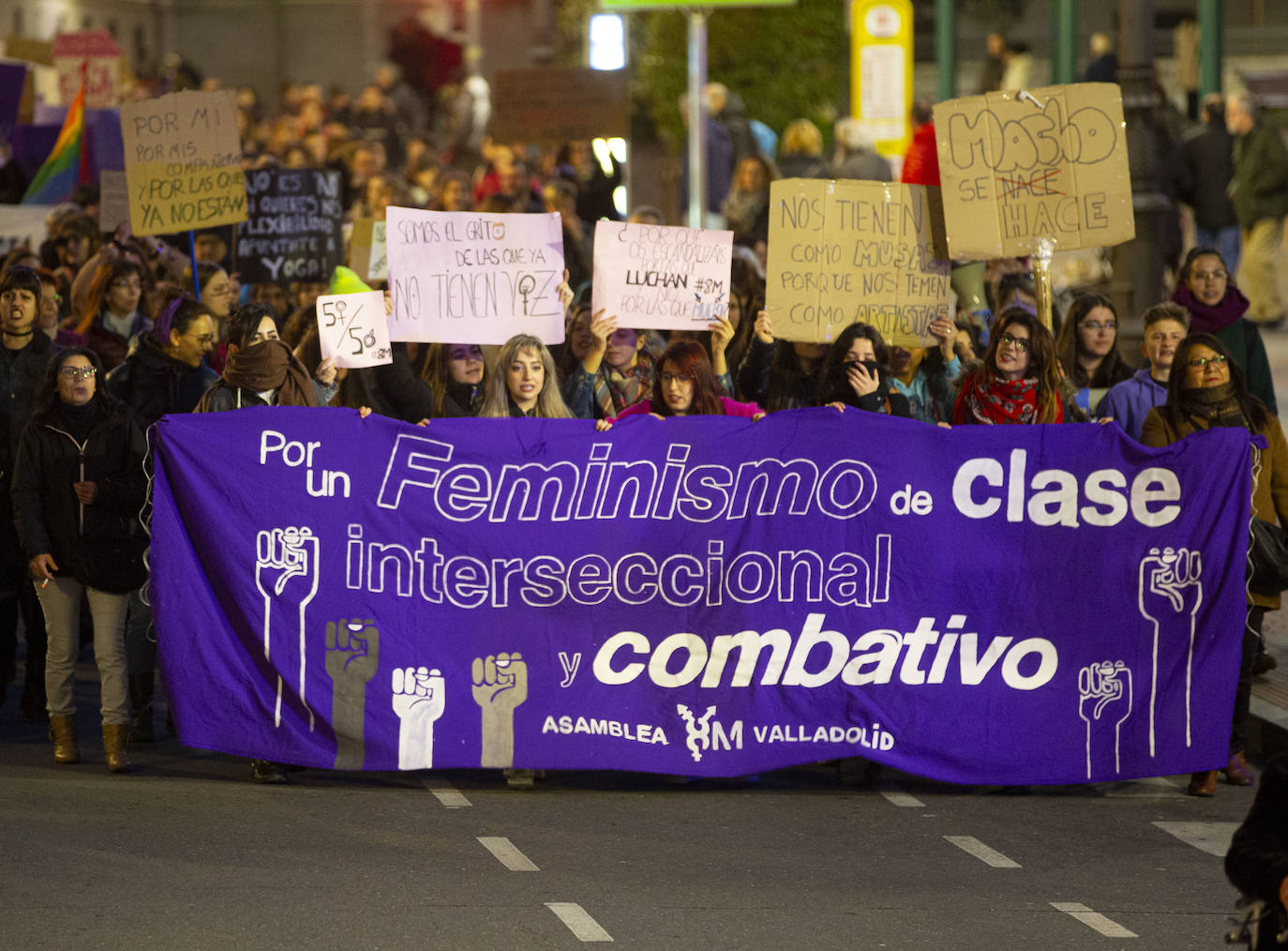 Miles de personas han recorrido las calles de la capital en la manifestación nocturna convocada con motivo del Día Internacional de la Mujer