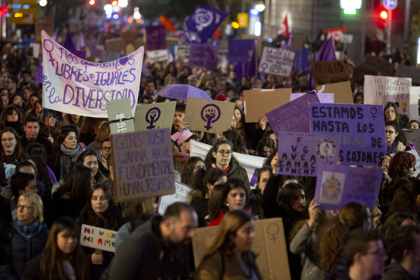 Miles de personas han recorrido las calles de la capital en la manifestación nocturna convocada con motivo del Día Internacional de la Mujer