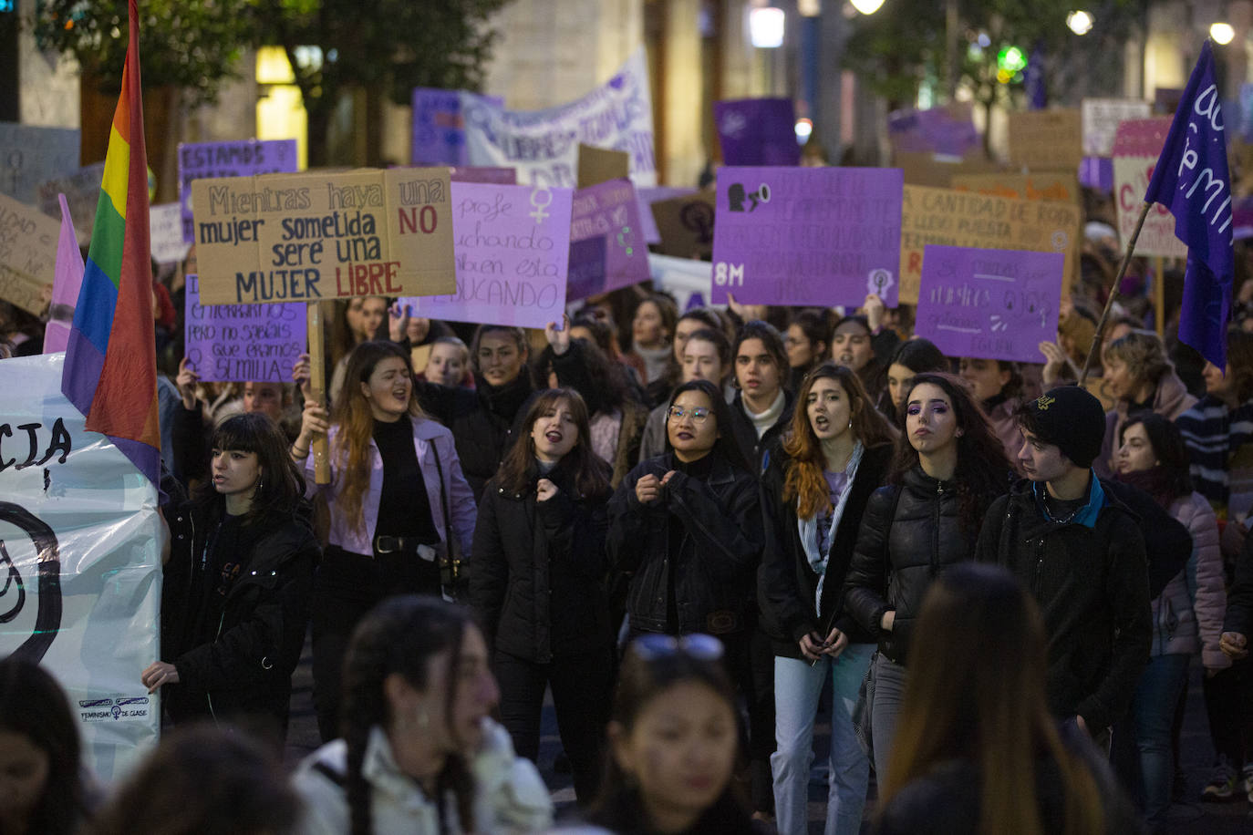 Miles de personas han recorrido las calles de la capital en la manifestación nocturna convocada con motivo del Día Internacional de la Mujer