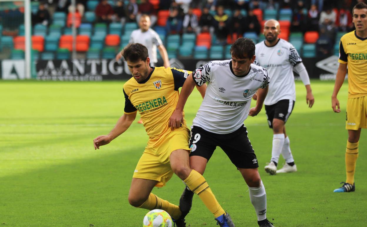 Una acción del partido de la primera vuelta ante el Izarra con Ubis ante un rival. 