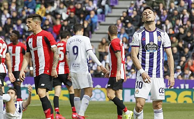 Óscar Plano se lamenta de una ocasión fallada.