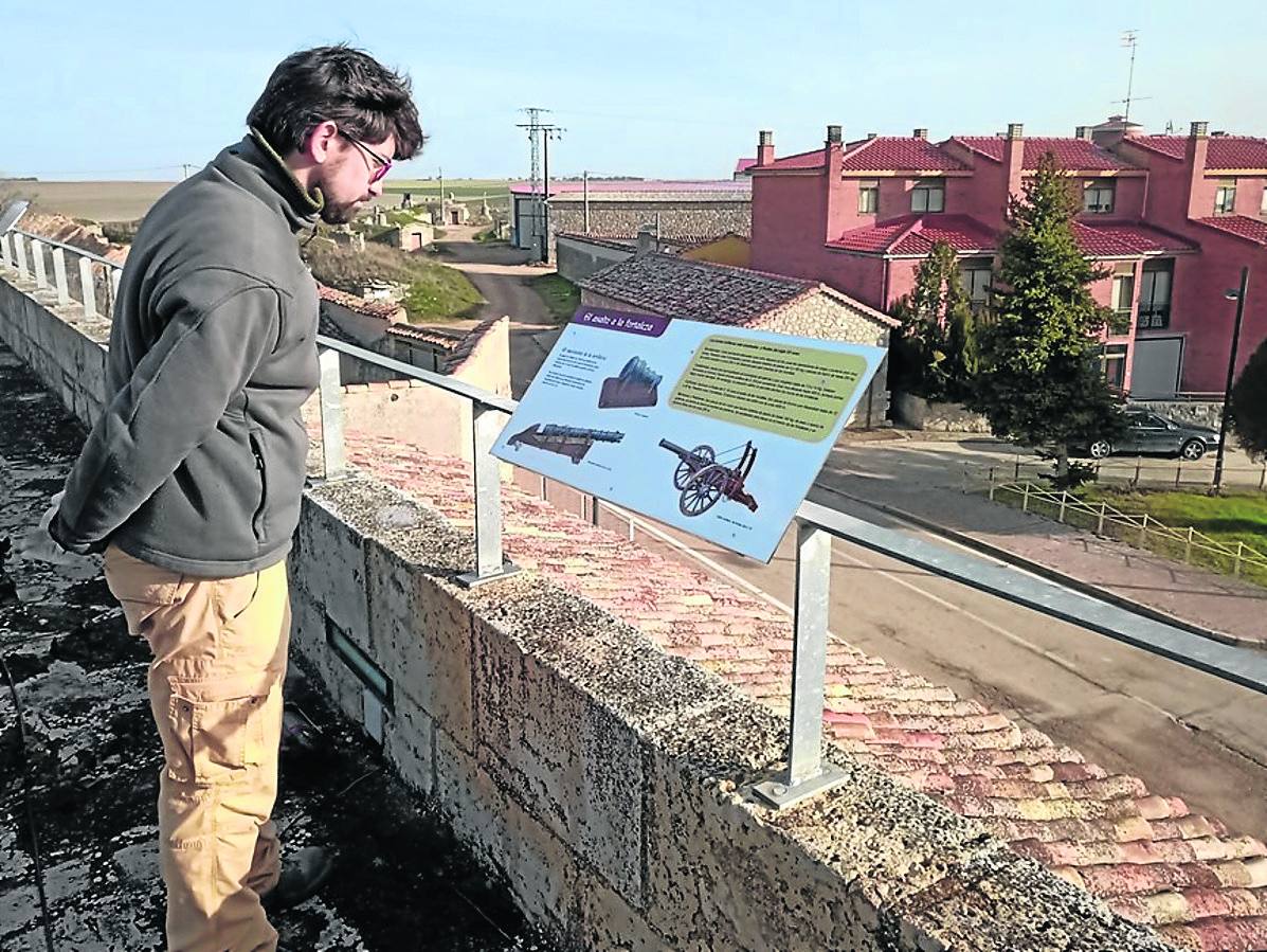 Un hombre contempla uno de los nuevos paneles turísticos de Villalba de los Alcores.