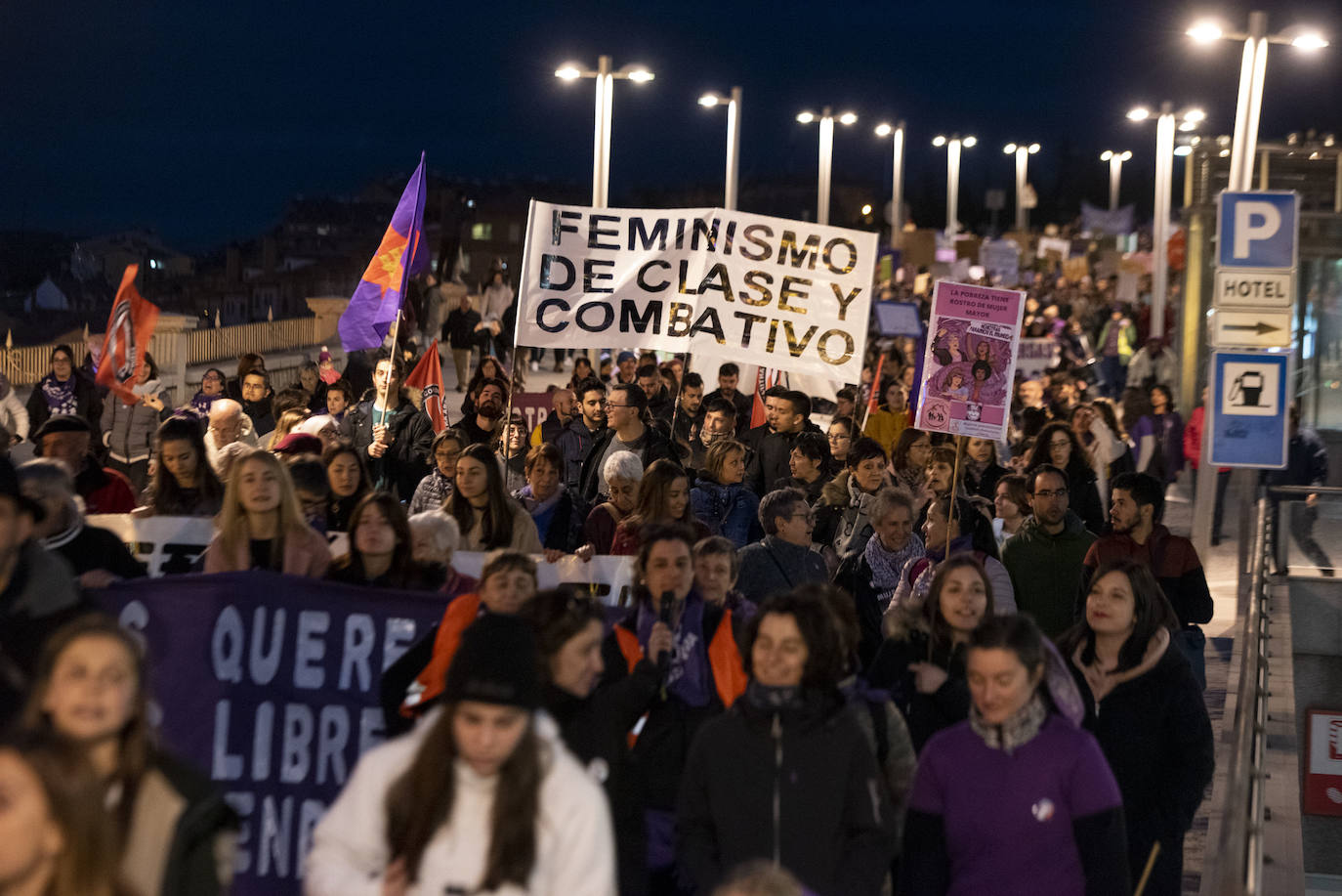 Lectura del manifiesto desde la terraza de Santa Columba, al finalizar la manifestación. 