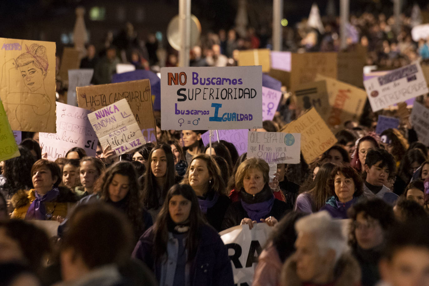 Lectura del manifiesto desde la terraza de Santa Columba, al finalizar la manifestación. 