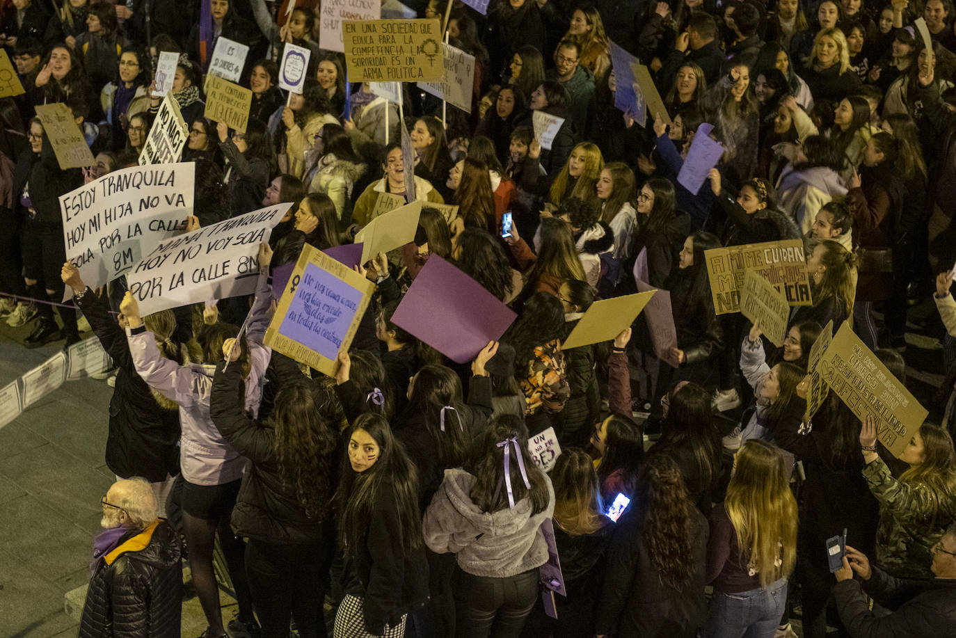 Lectura del manifiesto desde la terraza de Santa Columba, al finalizar la manifestación. 