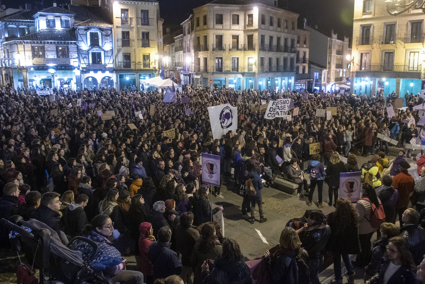 Lectura del manifiesto desde la terraza de Santa Columba, al finalizar la manifestación. 