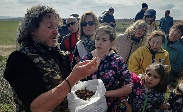 Imagen principal - Mucientes planta 4.000 bellotas contra la desertificación