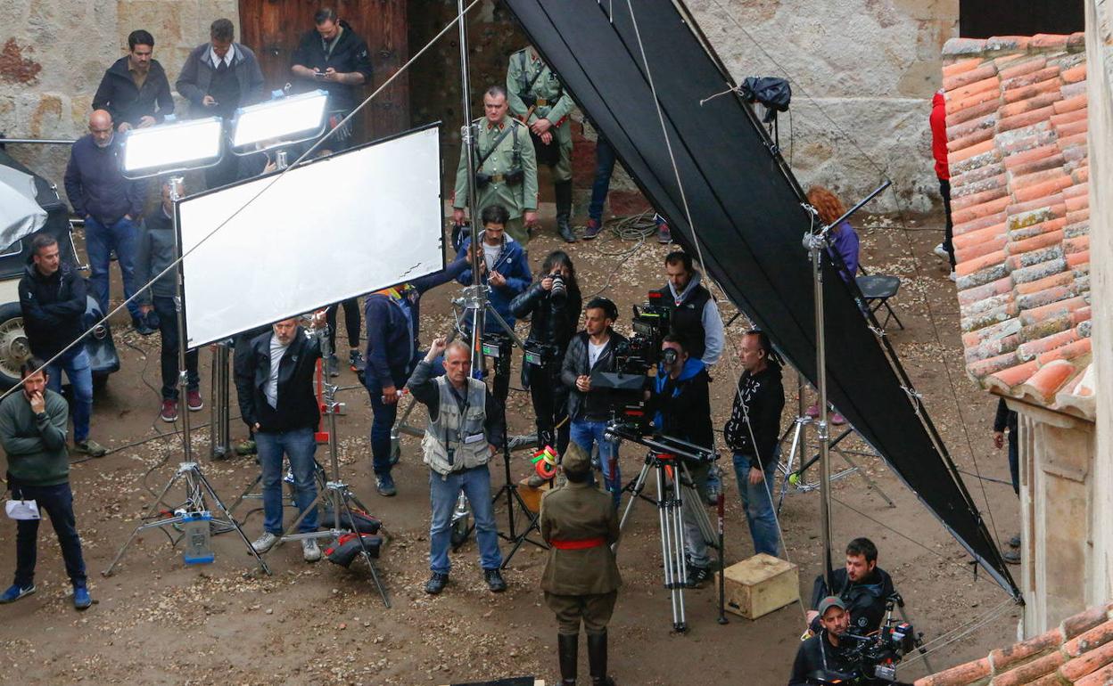 Un momento del rodaje de 'Mientras dure la Guerra', de Alejandro Amenabar, en la zona de San Benito. 