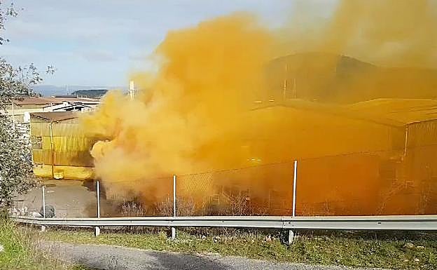 Nube de humo naranja en la acerera Roldán de Ponferrada.