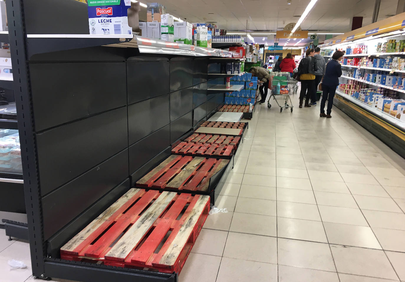 Desabastecimiento en el supermercado Mercadona de la calle Padre Llanos en el vallisoletano barrio de Parquesol. 