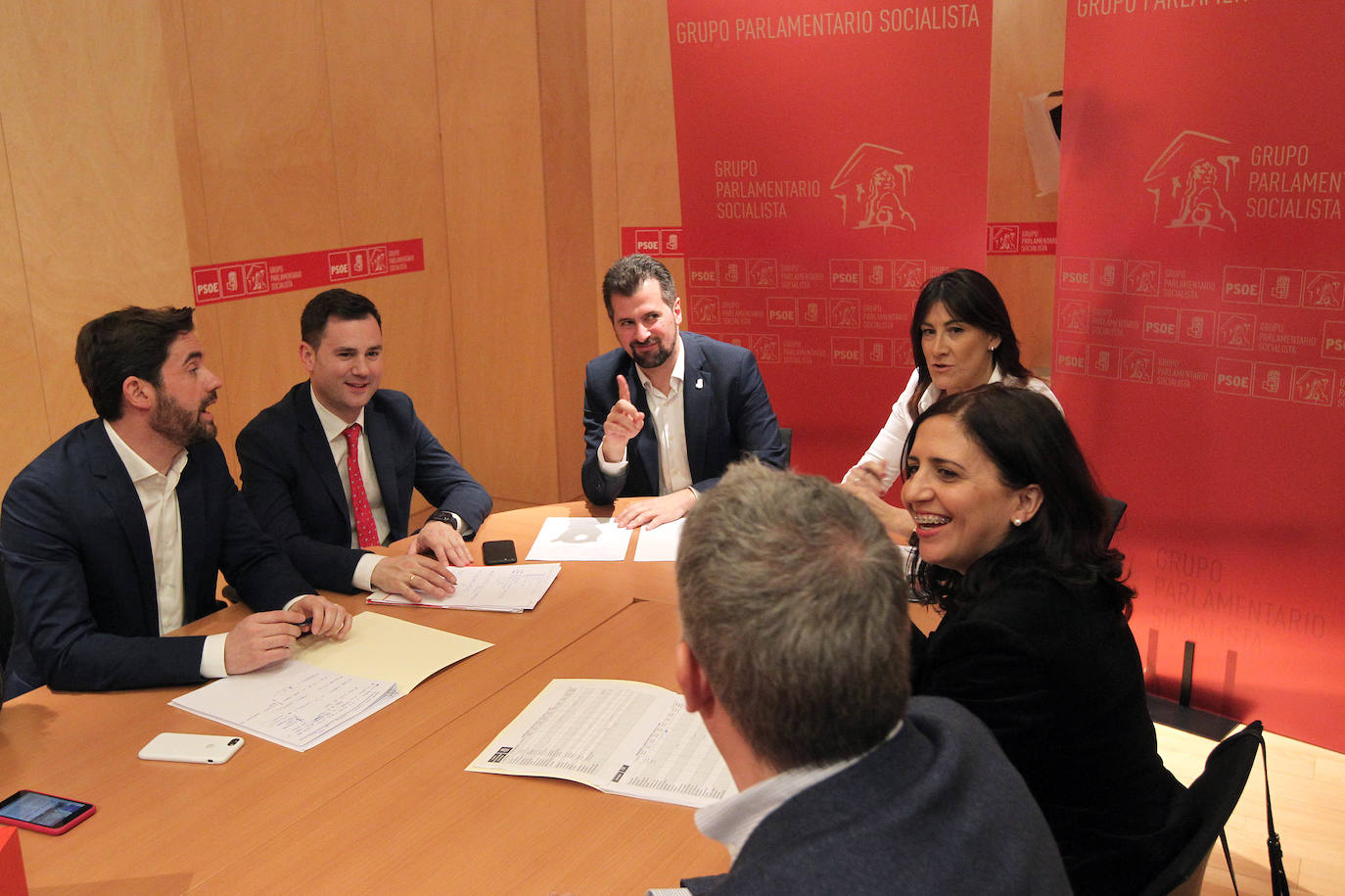El secretario general del PSCyL, Luis Tudanca, se reúne con diputados socialistas de Castilla y León, junto a la secretaria autonómica de Organización, Ana Sánchez.