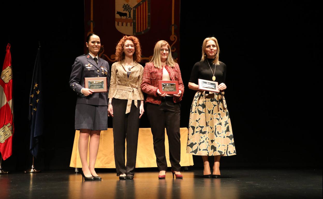 Lola Losa, la primera teniente de alcalde Ana Suárez, Susana Marcos y Beatriz Domínguez Gil. 