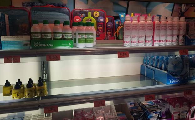 El alcohol, agotado en el estante de una supermercado de Valladolid. 