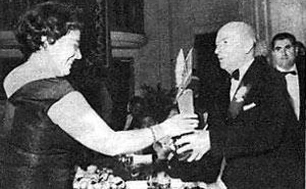 María Teresa Íñigo de Toro recibiendo el Premio Ondas en 1961.