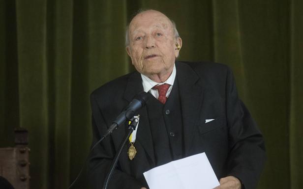 El escritor José Jiménez Lozano recibe en noviembre de 2017 la Cruz Pro Ecclesia et Pontifice, la distinción más importante que concede el Vaticano a un seglar