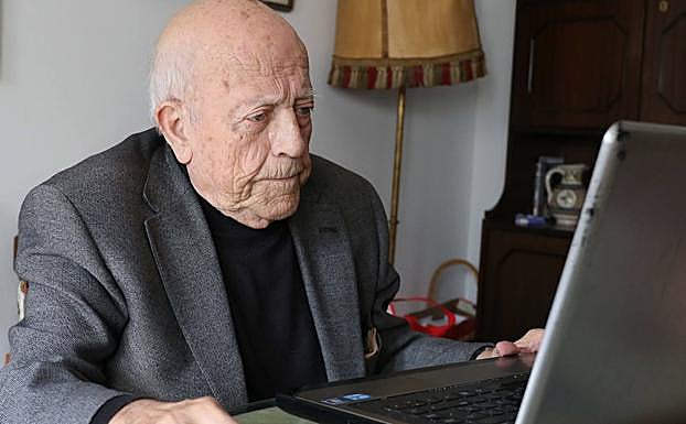 José Jimenez Lozano, en su casa de Alcazarén.