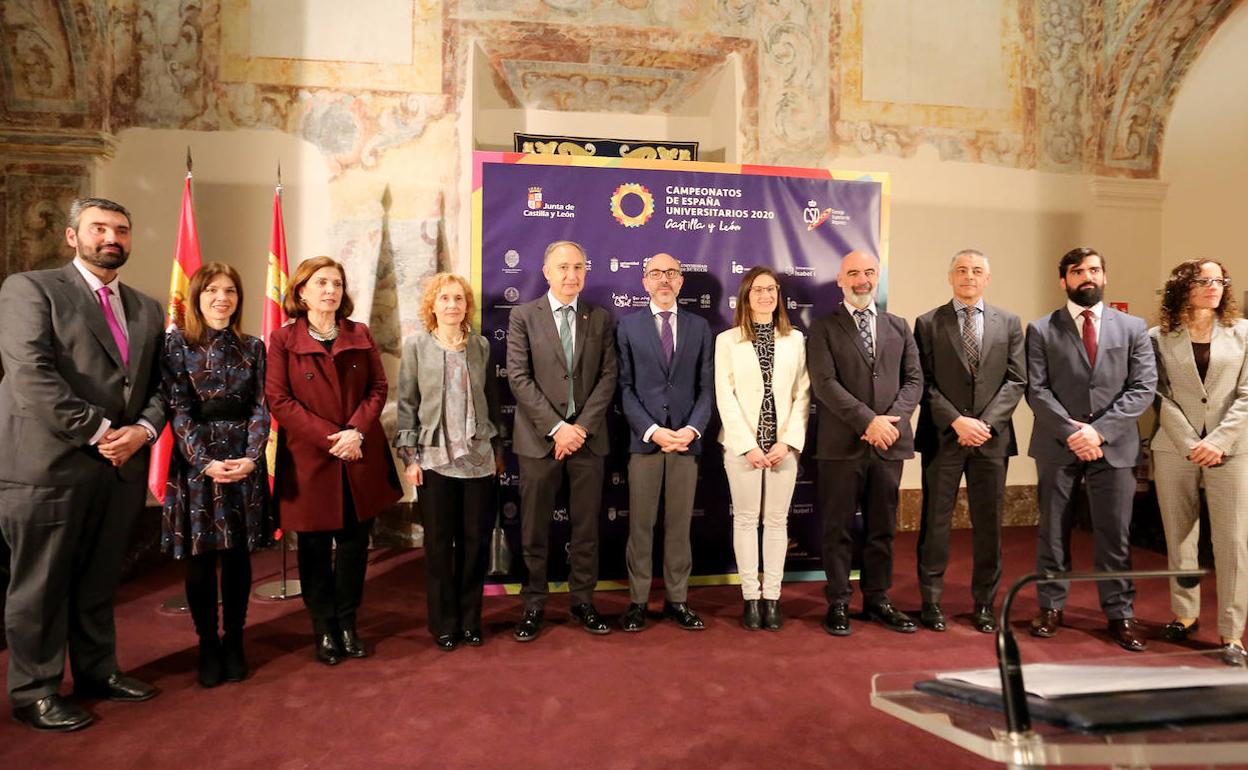 Miembros de la organización de los campeonatos, con el consejero Javier Ortega, el rector de la UVa Antonio Largo y Pablo Cerezo (CSD) en el centro de la imagen. 