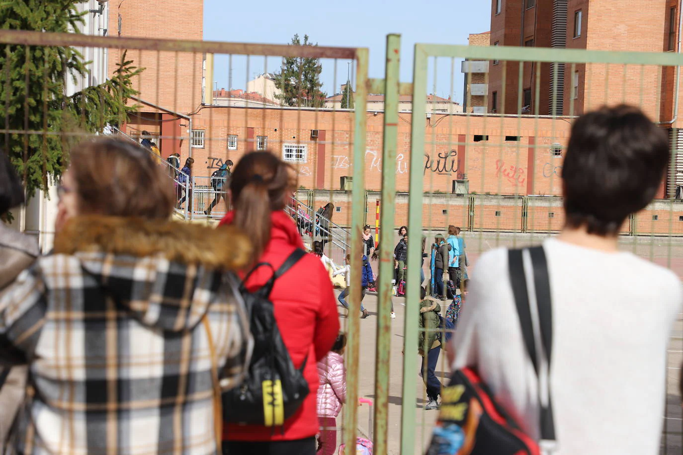 Salida de los alumnos del CEIP Anduva este martes en Miranda de Ebro.