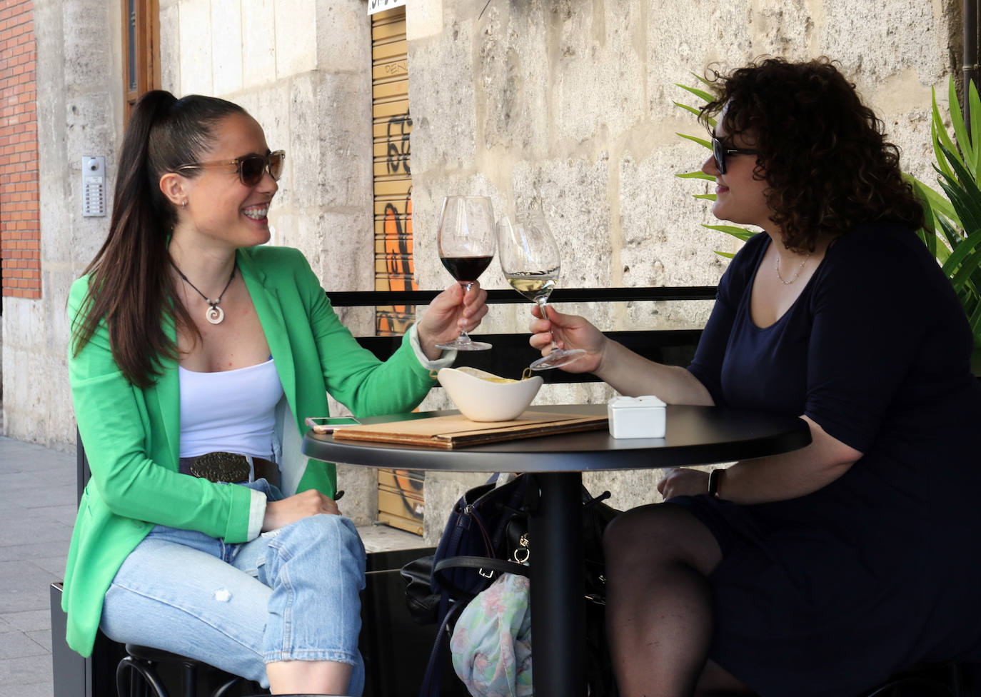 Las temperaturas primaverales han llenado las terrazas de los establecimientos hosteleros de Valladolid. 