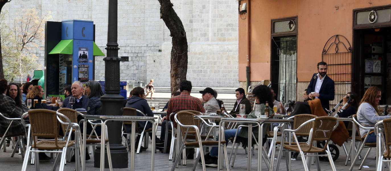 Las temperaturas primaverales han llenado las terrazas de los establecimientos hosteleros de Valladolid. 