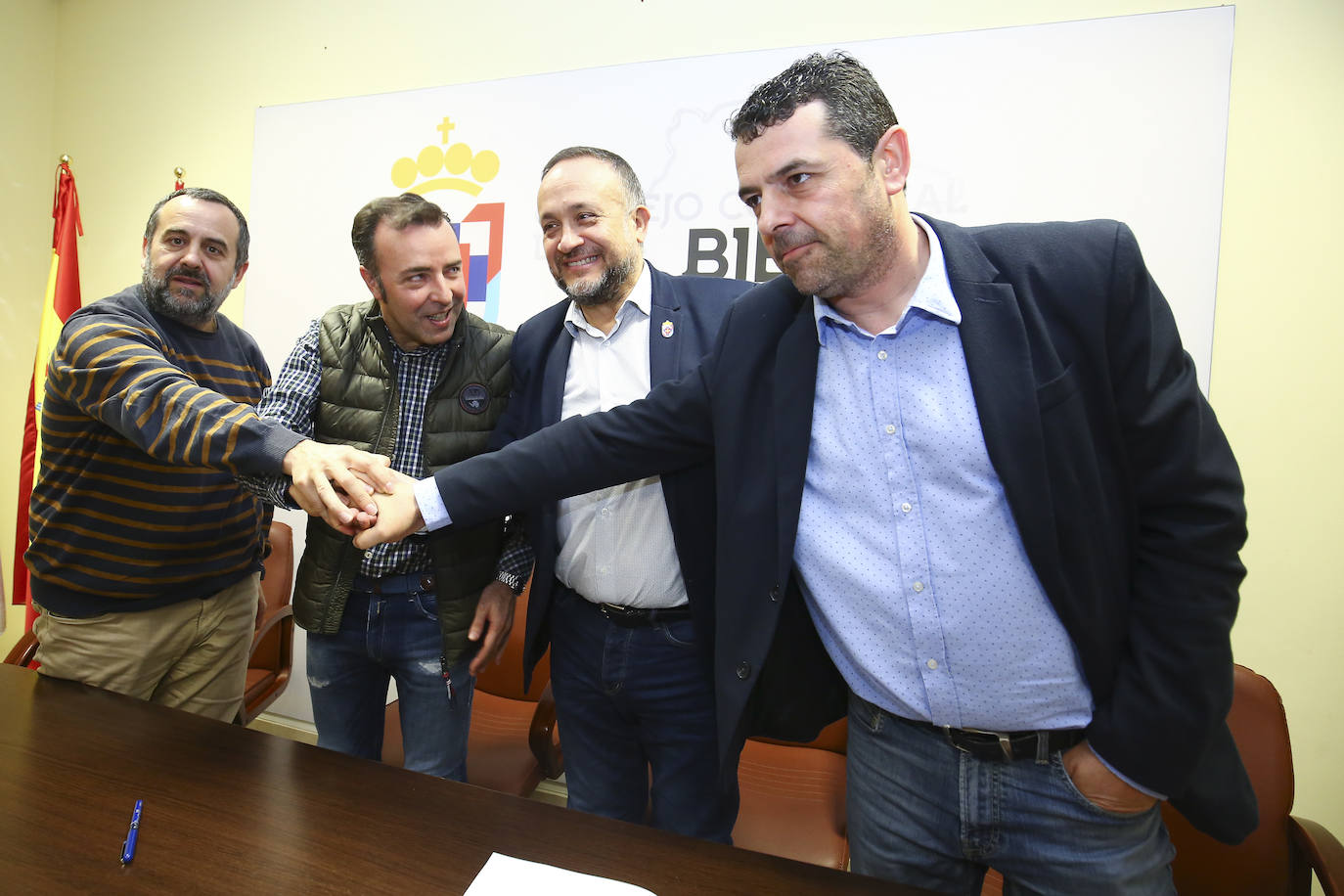 El secretario comarcal de CCOO, Ursicinio Sánchez; el secretario comarcal de UGT, Omar Rodríguez; el presidente del Consejo Comarcal del Bierzo, Gerardo Álvarez Courel; y el presidente de Fele Bierzo, Javier Morán, durante la firma del acuerdo para la constitución del Diálogo Social en la comarca.