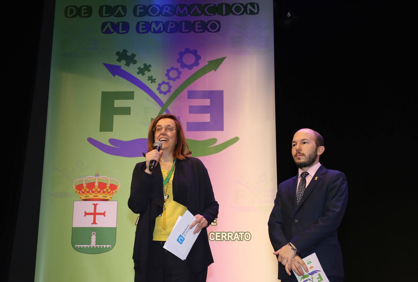 La presidenta de la Diputación de Palencia, Ángeles Armisén; y el alcalde de Villamuriel, Roberto Martín, en la clausura de las 'Jornadas de la formación al empleo', en Villamuriel de Cerrato (Palencia).
