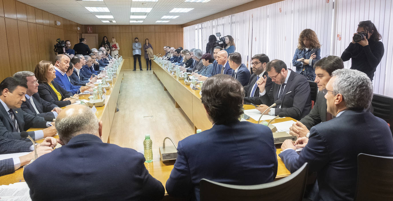 Reunión del presidente, vicepresidente y consejera de Sanidad con presidentes de diputaciones y Ayuntamientos de mas de 20.000 habitantes. 