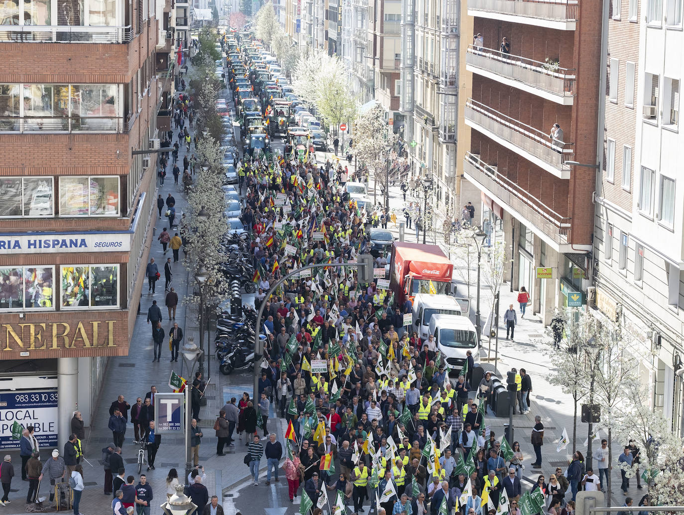 Las organizaciones agrarias UCCL, Asaja y COAG lograron concitar un millar de tractores y un millar de personas, de acuerdo a fuentes policiales, a su paso entre bocinazos por las calles de Valladolid, desde Colón hasta la Cúpula del Milenio, lo cual supuso un 'sorpasso' a sus previsiones (entre 200 y 400) y un «éxito absoluto» para que la sociedad visibilizara, y sobre todo oyera, el problema que tiene el campo.