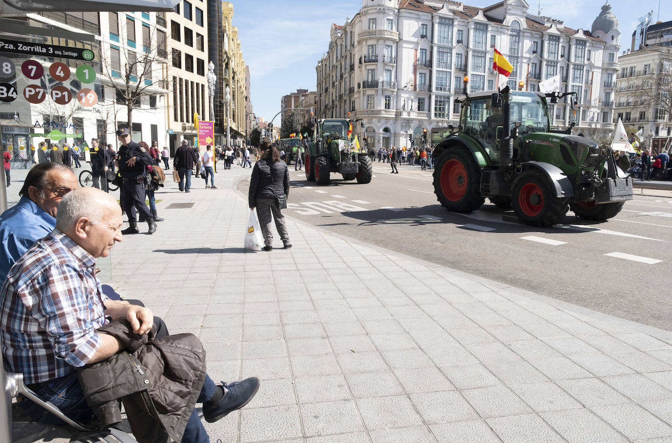 Las organizaciones agrarias UCCL, Asaja y COAG lograron concitar un millar de tractores y un millar de personas, de acuerdo a fuentes policiales, a su paso entre bocinazos por las calles de Valladolid, desde Colón hasta la Cúpula del Milenio, lo cual supuso un 'sorpasso' a sus previsiones (entre 200 y 400) y un «éxito absoluto» para que la sociedad visibilizara, y sobre todo oyera, el problema que tiene el campo.