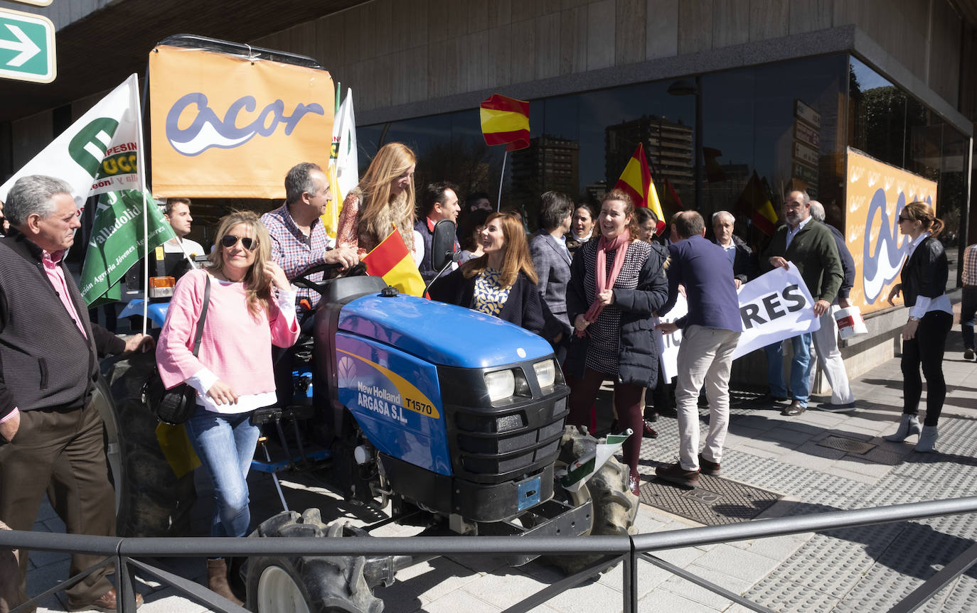 Las organizaciones agrarias UCCL, Asaja y COAG lograron concitar un millar de tractores y un millar de personas, de acuerdo a fuentes policiales, a su paso entre bocinazos por las calles de Valladolid, desde Colón hasta la Cúpula del Milenio, lo cual supuso un 'sorpasso' a sus previsiones (entre 200 y 400) y un «éxito absoluto» para que la sociedad visibilizara, y sobre todo oyera, el problema que tiene el campo.