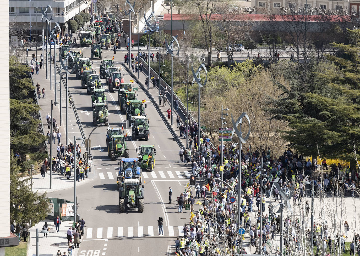 Las organizaciones agrarias UCCL, Asaja y COAG lograron concitar un millar de tractores y un millar de personas, de acuerdo a fuentes policiales, a su paso entre bocinazos por las calles de Valladolid, desde Colón hasta la Cúpula del Milenio, lo cual supuso un 'sorpasso' a sus previsiones (entre 200 y 400) y un «éxito absoluto» para que la sociedad visibilizara, y sobre todo oyera, el problema que tiene el campo.