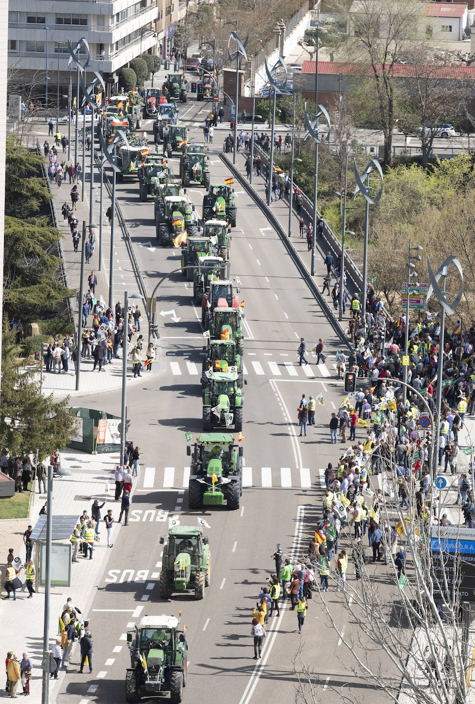 Las organizaciones agrarias UCCL, Asaja y COAG lograron concitar un millar de tractores y un millar de personas, de acuerdo a fuentes policiales, a su paso entre bocinazos por las calles de Valladolid, desde Colón hasta la Cúpula del Milenio, lo cual supuso un 'sorpasso' a sus previsiones (entre 200 y 400) y un «éxito absoluto» para que la sociedad visibilizara, y sobre todo oyera, el problema que tiene el campo.