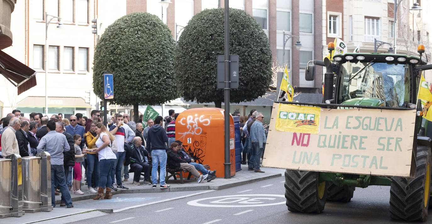 Las organizaciones agrarias UCCL, Asaja y COAG lograron concitar un millar de tractores y un millar de personas, de acuerdo a fuentes policiales, a su paso entre bocinazos por las calles de Valladolid, desde Colón hasta la Cúpula del Milenio, lo cual supuso un 'sorpasso' a sus previsiones (entre 200 y 400) y un «éxito absoluto» para que la sociedad visibilizara, y sobre todo oyera, el problema que tiene el campo.