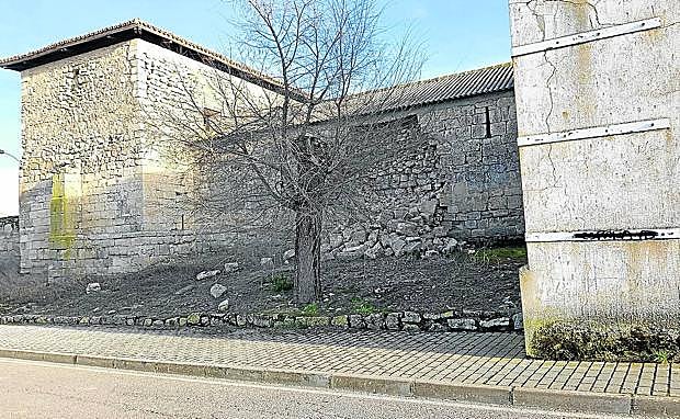 El muro desprendido en Wamba está a escasos metros de la carretera VP-5501.