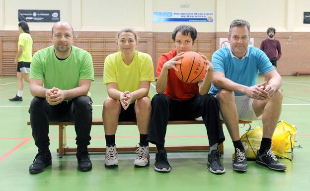 Cuatro participantes en la iniciativa de plena inclusión de baloncesto de El Puente.