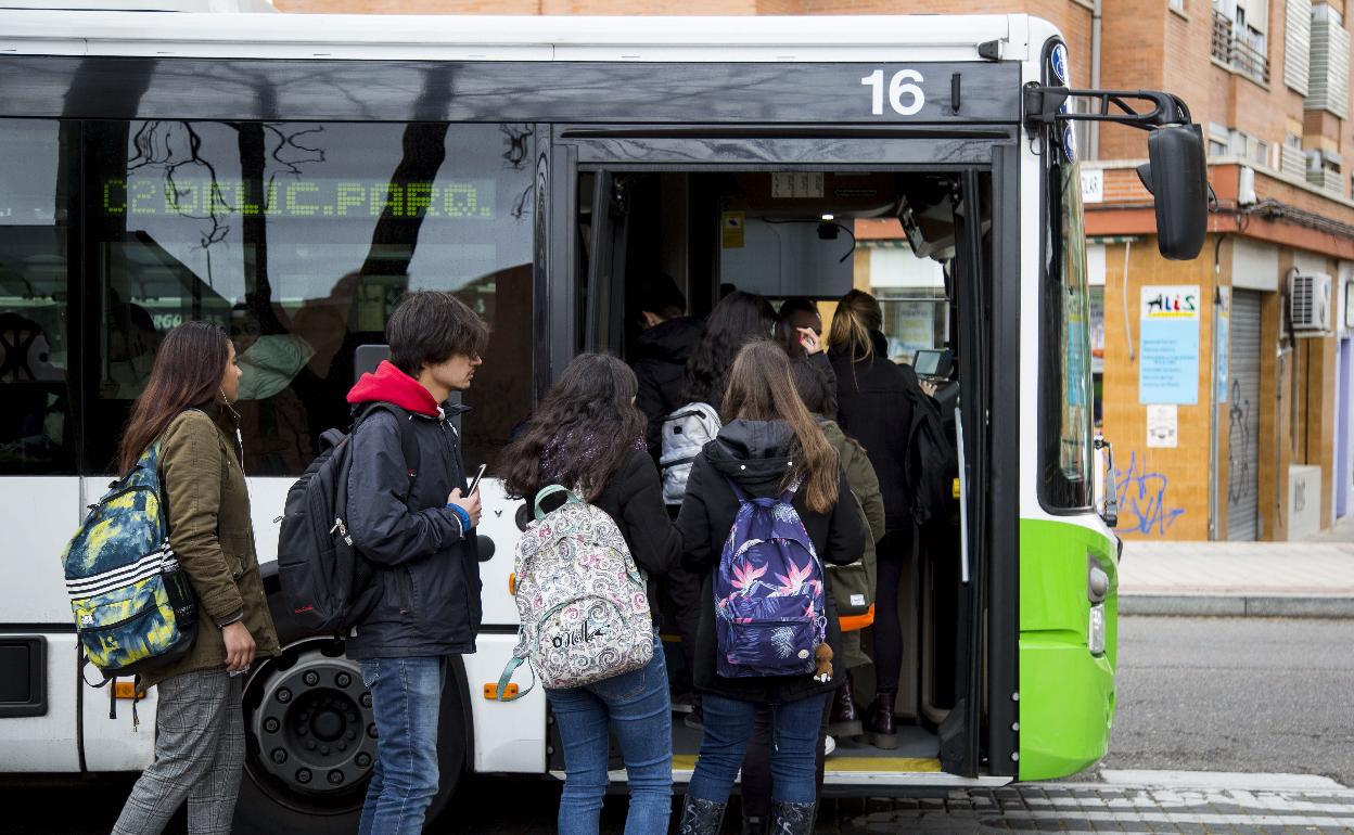 Pasajeros subiendo a un autobús de la línea urbana de Auvasa.