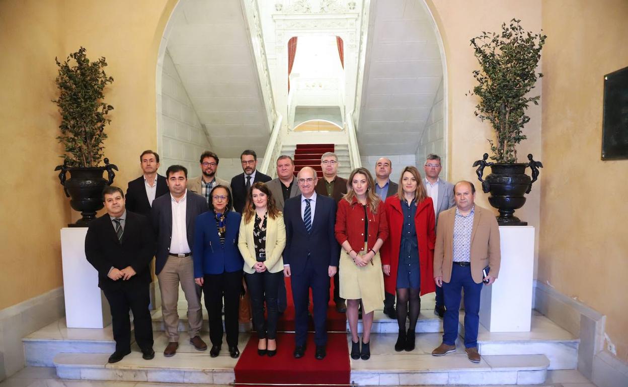 Javier Iglesias posa con los participantes en la reunión del Consejo del Alfoz. 