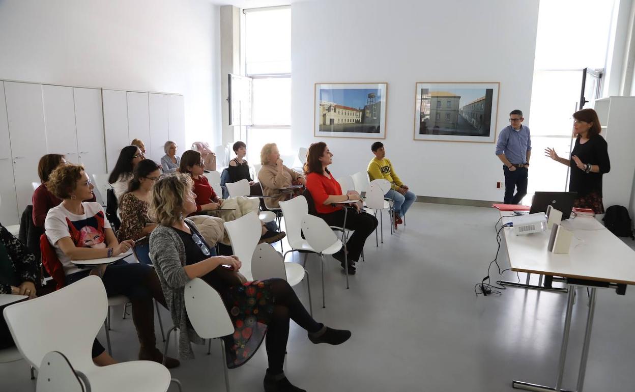 La edil Almudena Parres se dirige a los asistentes al curso. 